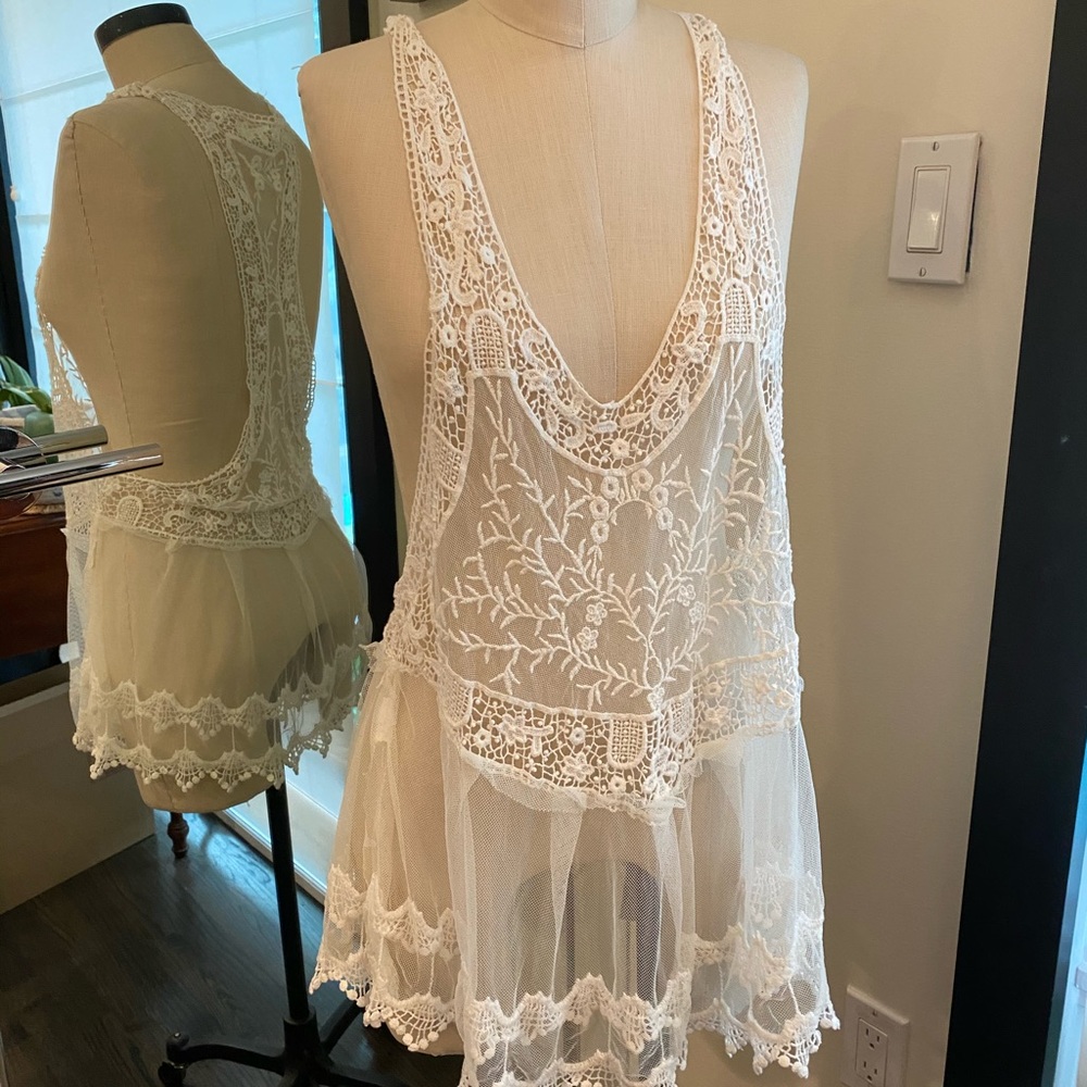 Gorgeous Lace Top Sz M - T back w/delicate details